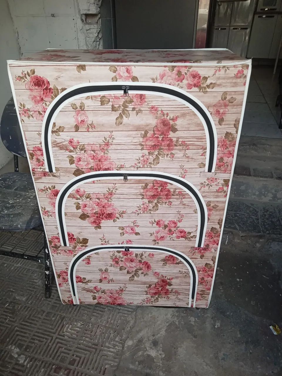 VENDO UMA SAPATEIRA NOVA 