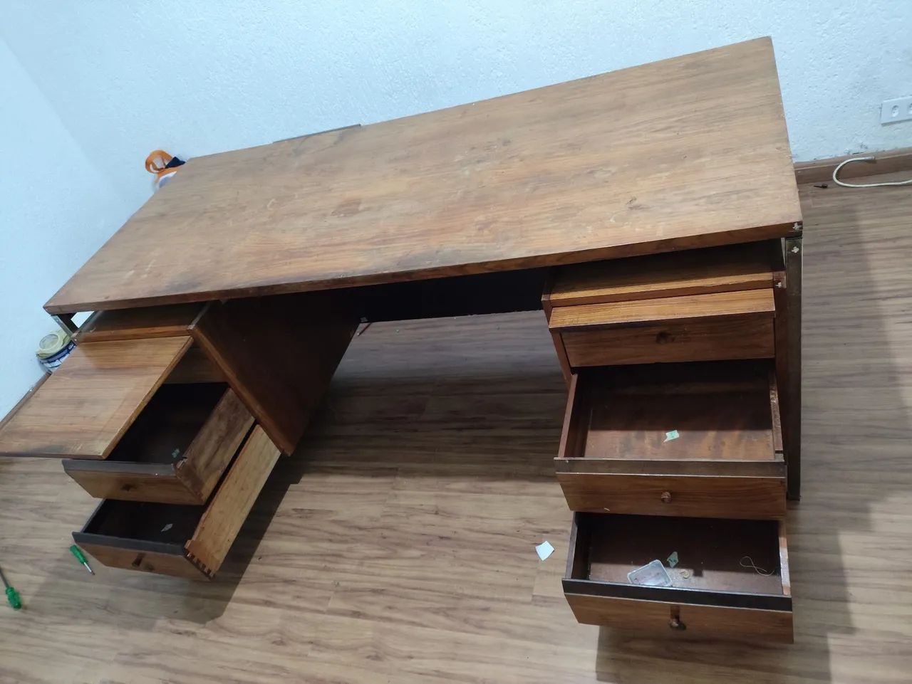 Mesa escritório madeira maciça com seis gavetas  - Foto 4