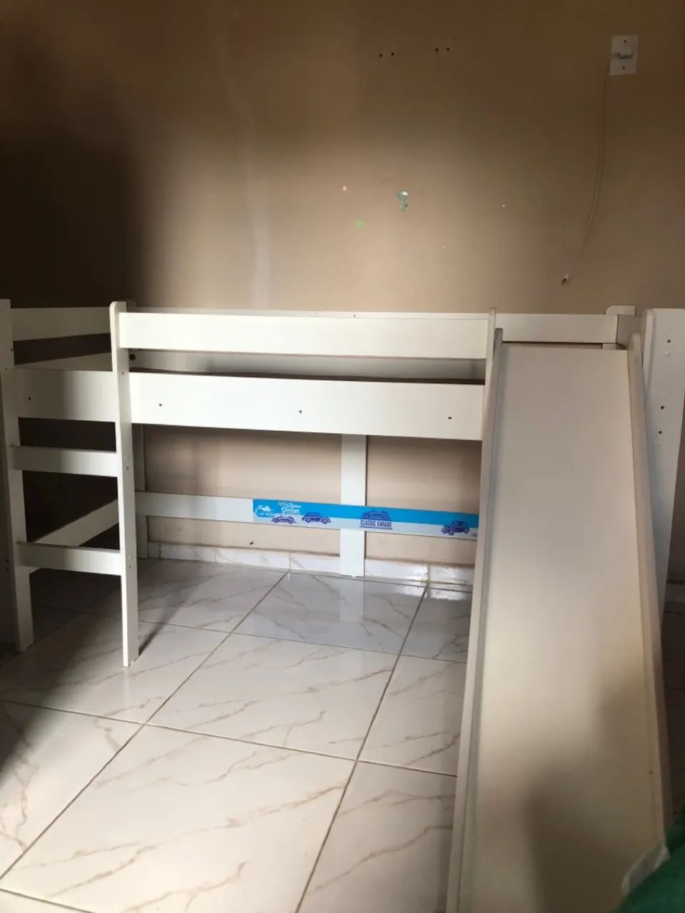 Vendo cama com escorregador e  casinha?