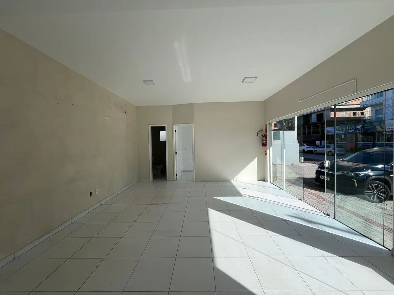 Sala Comercial Térrea com funcionalidade, visibilidade e versatilidade no Mariscal, em Bom - Foto 2