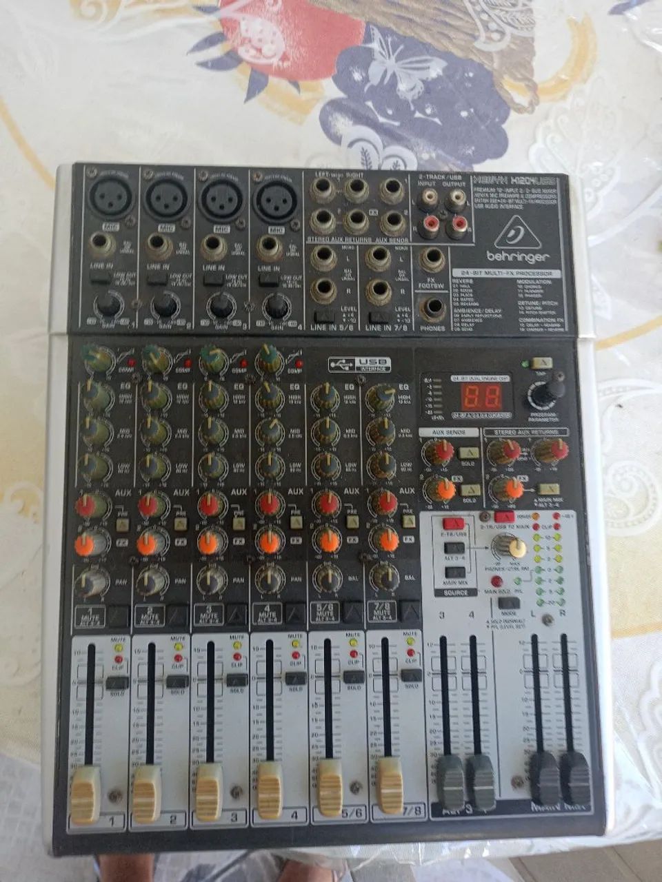  Mesa de som Behringer xenys 1204 usb - Foto 3