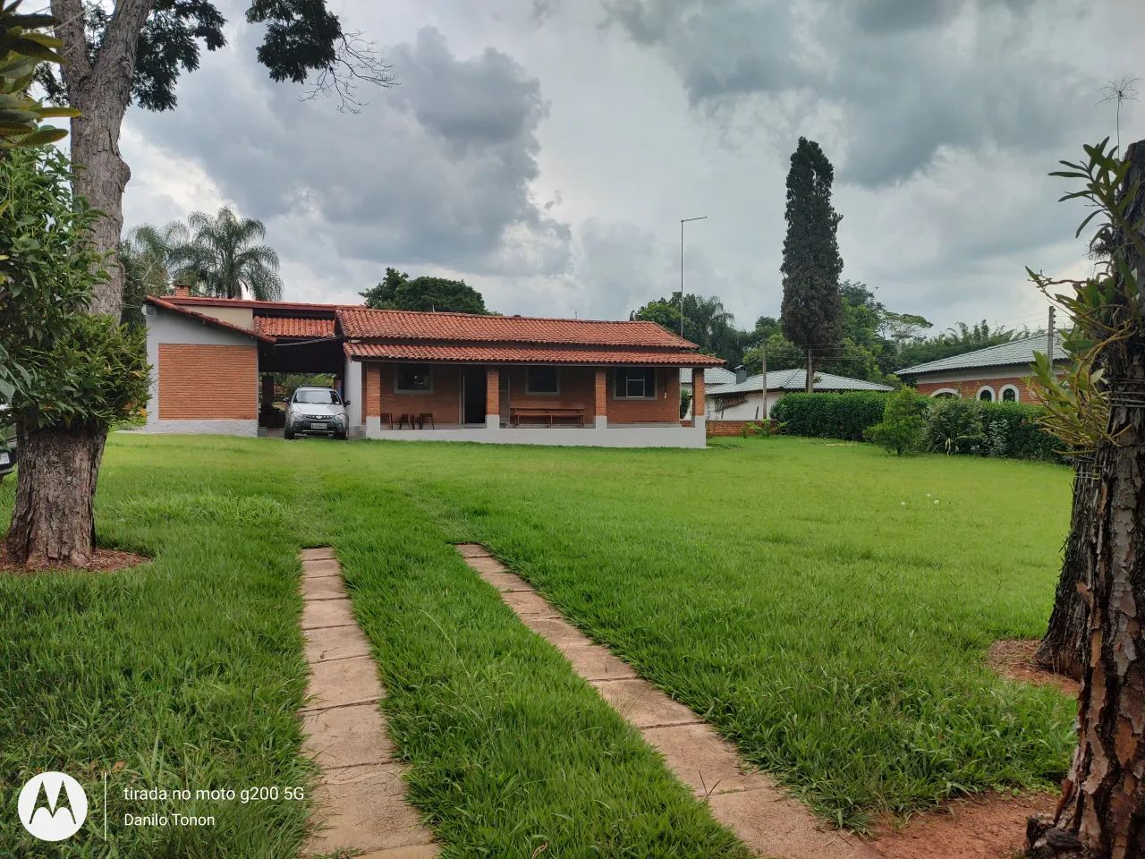 Chácara em condominio com área de 2.500m², plana, com casa pomar, gramada.