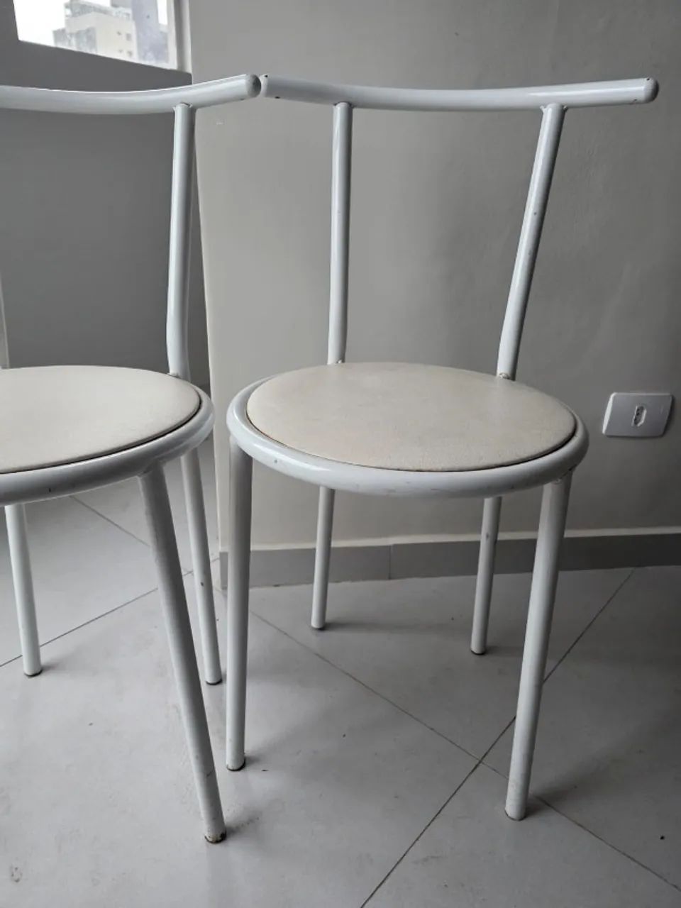 2 cadeiras simples para mesa - Foto 3