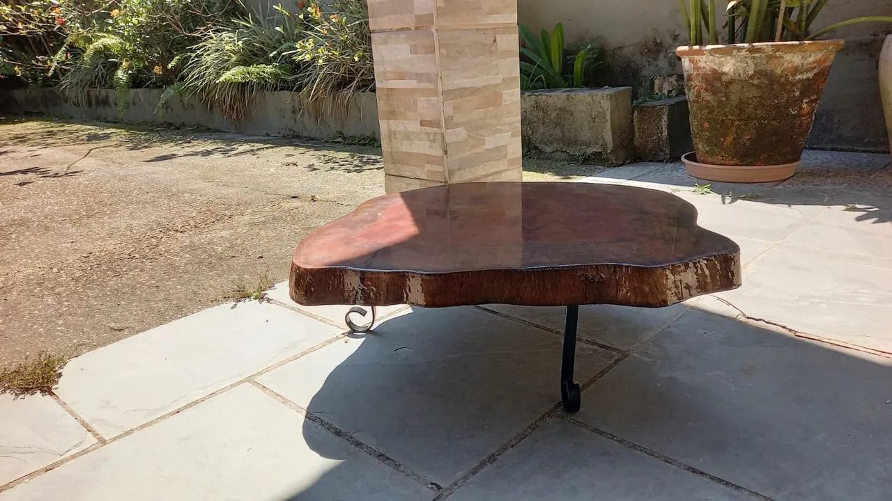 Vendo Mesa de Centro ou Lateral Rústica com acabamento Resinado - Foto 2