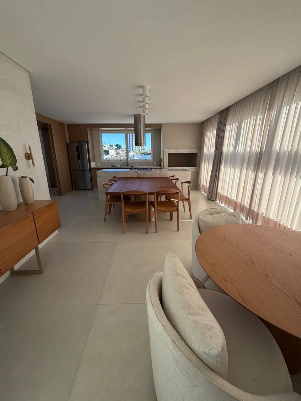 Excelente loft 0k, 100% mobiliado e decorado com cama de casal, armários, rack, sofá, mesa - Foto 2