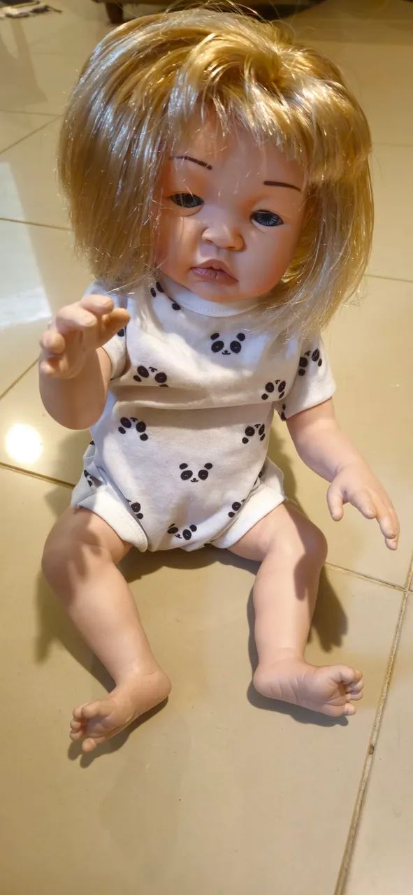 Boneca realista estilo bebê reborn
