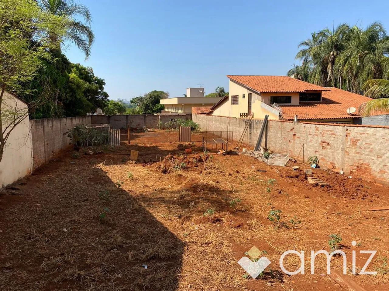 TERRENO À VENDA COM 750m² NA CHÁCARAS RETIRO.