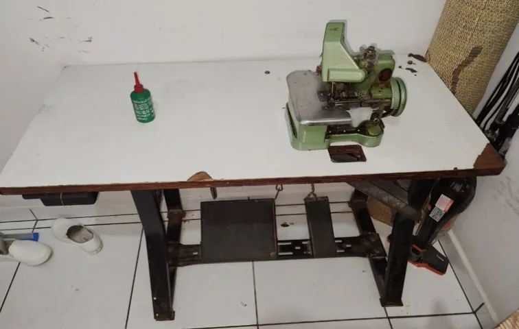 Máquina de costura overlock