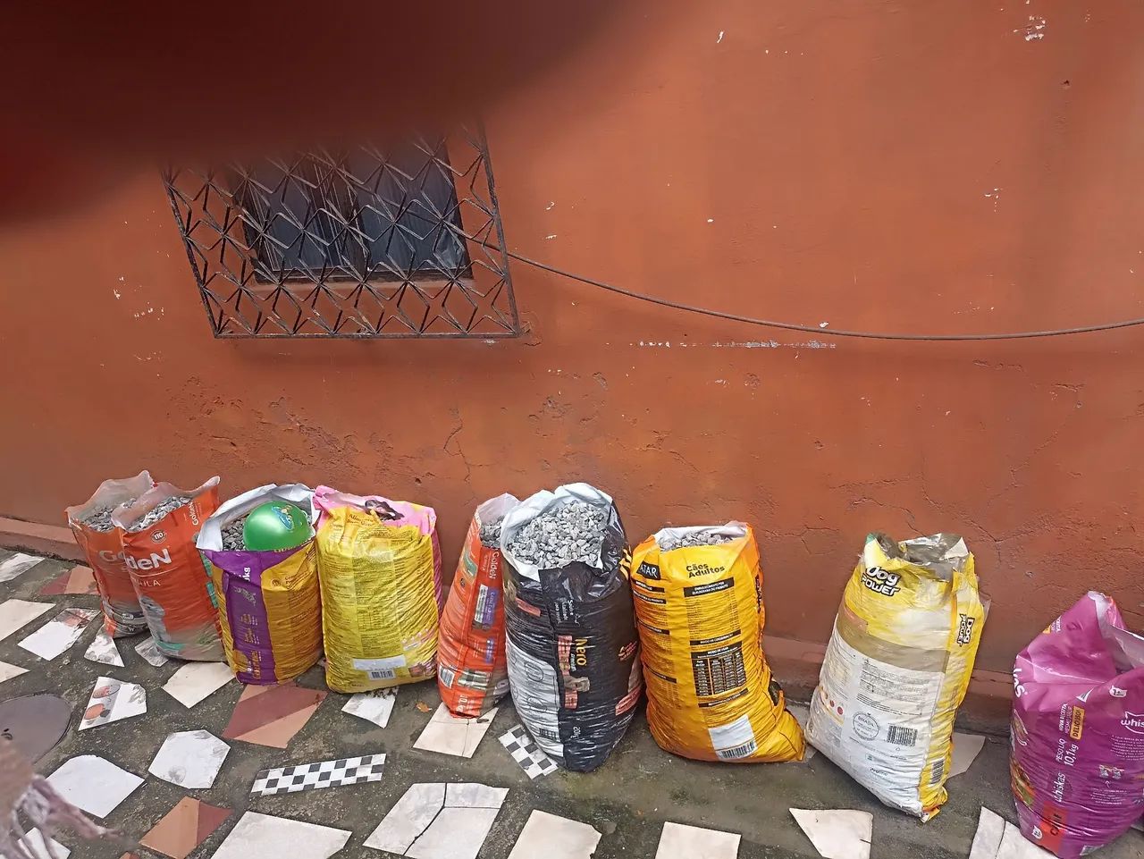 Pedras para obras tem oito sacos e meio de ração contendo mais ou menos mais de meio metro