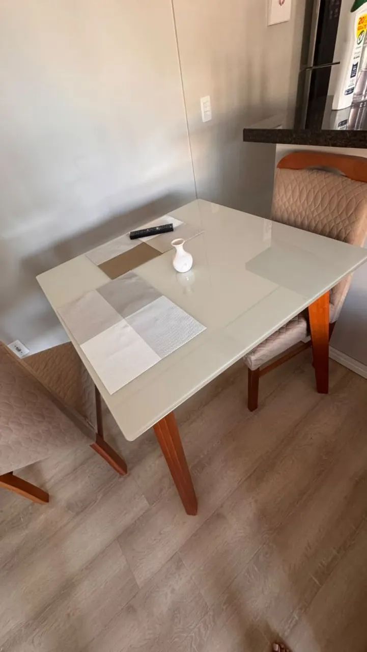 Mesa 90x90 em estado de nova. Oportunidade 