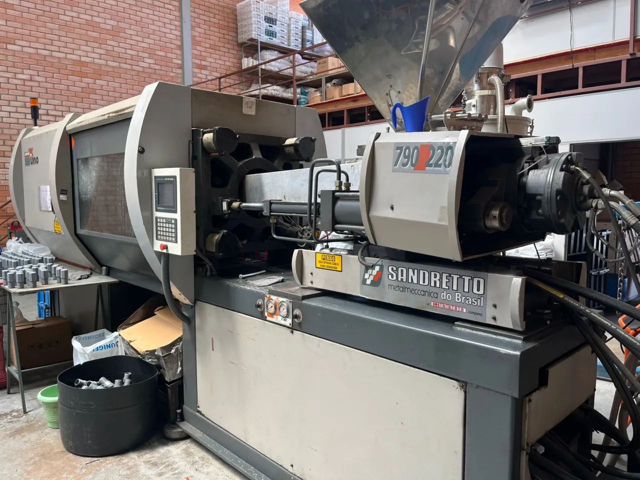 Injetora para plástico Sandretto série SB UNO 220ton - Foto 2