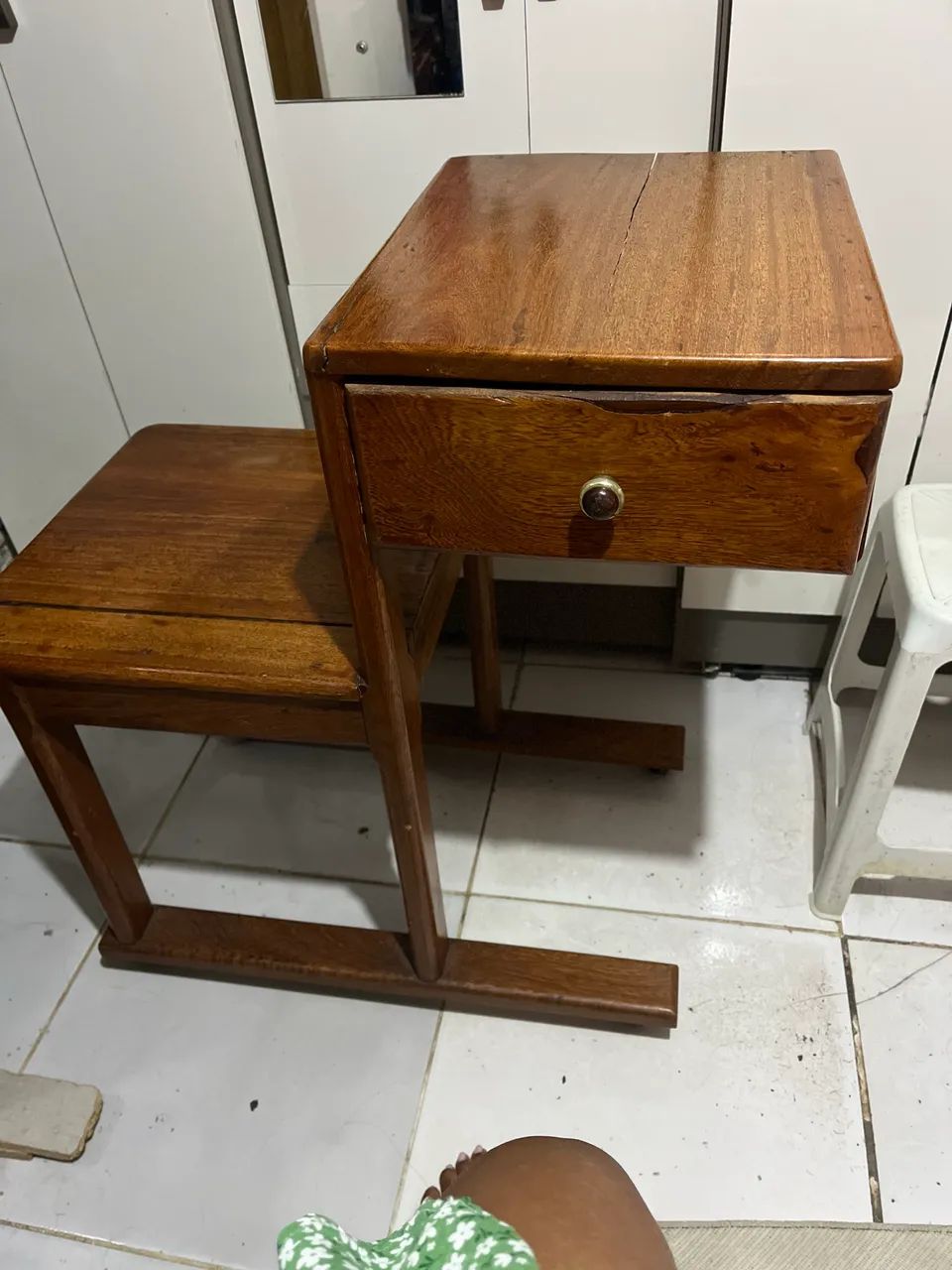Mesinha de madeira maciça com gaveta