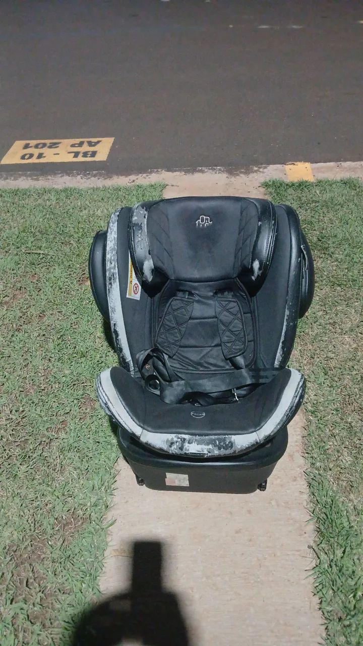 Vende se uma cadeirinha de automóvel 