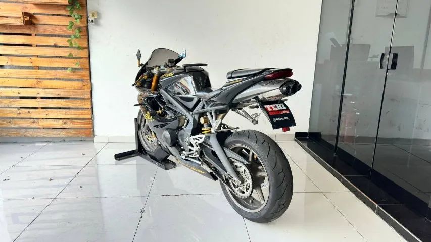 TRIUMPH DAYTONA 675 TRIPLE 2009 PRETA COM 38.000 KM  - Foto 4