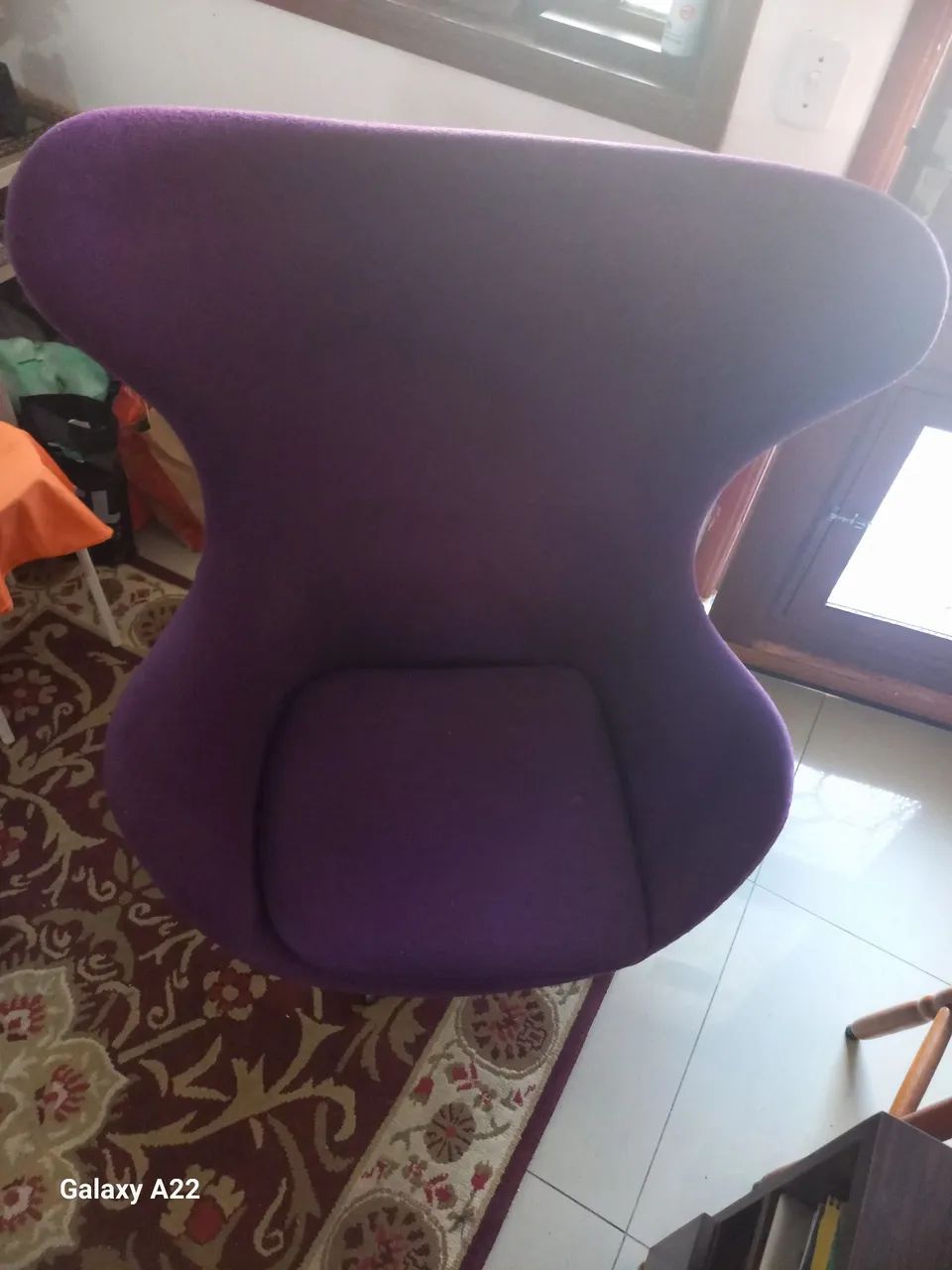 Poltrona giratoria moderna importada na cor roxa em perfeito estado de conservação 