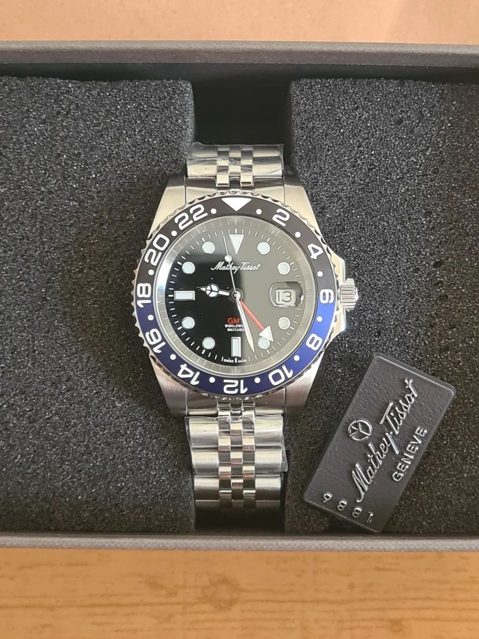 RELÓGIO MATHEY-TISSOT (SUÍÇO)- GMT - MOSTRADOR PRETO E BISEL BATMAN - CAIXA E DOCUMENTOS