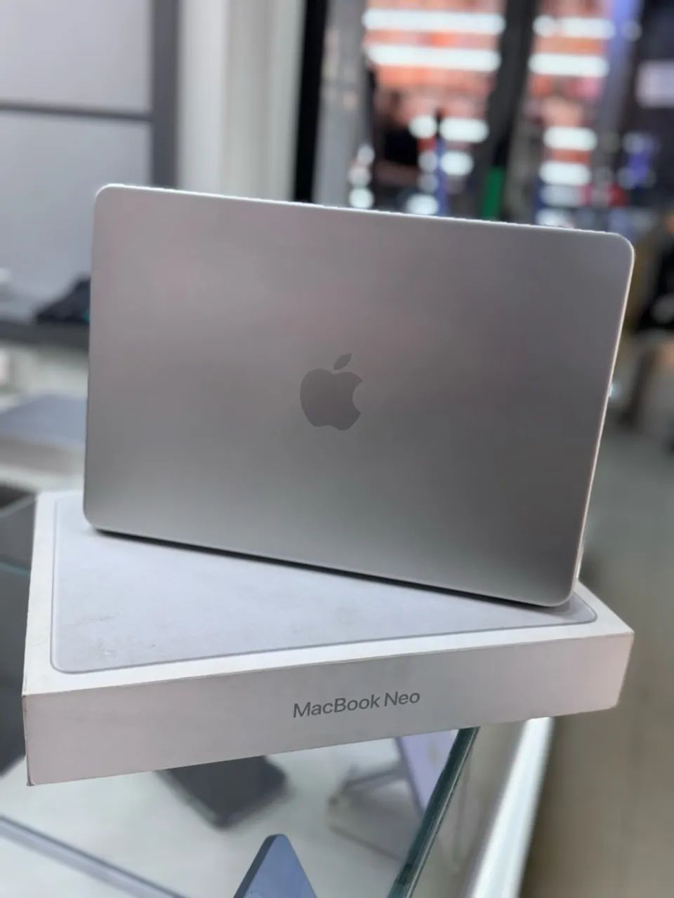 MACBOOK NEO 13 POLEGADAS 256/8 SEMI NOVO COR SILVER 