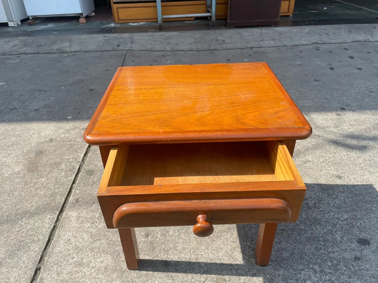 Mesa de cabeceira de madeira castanha - Foto 5