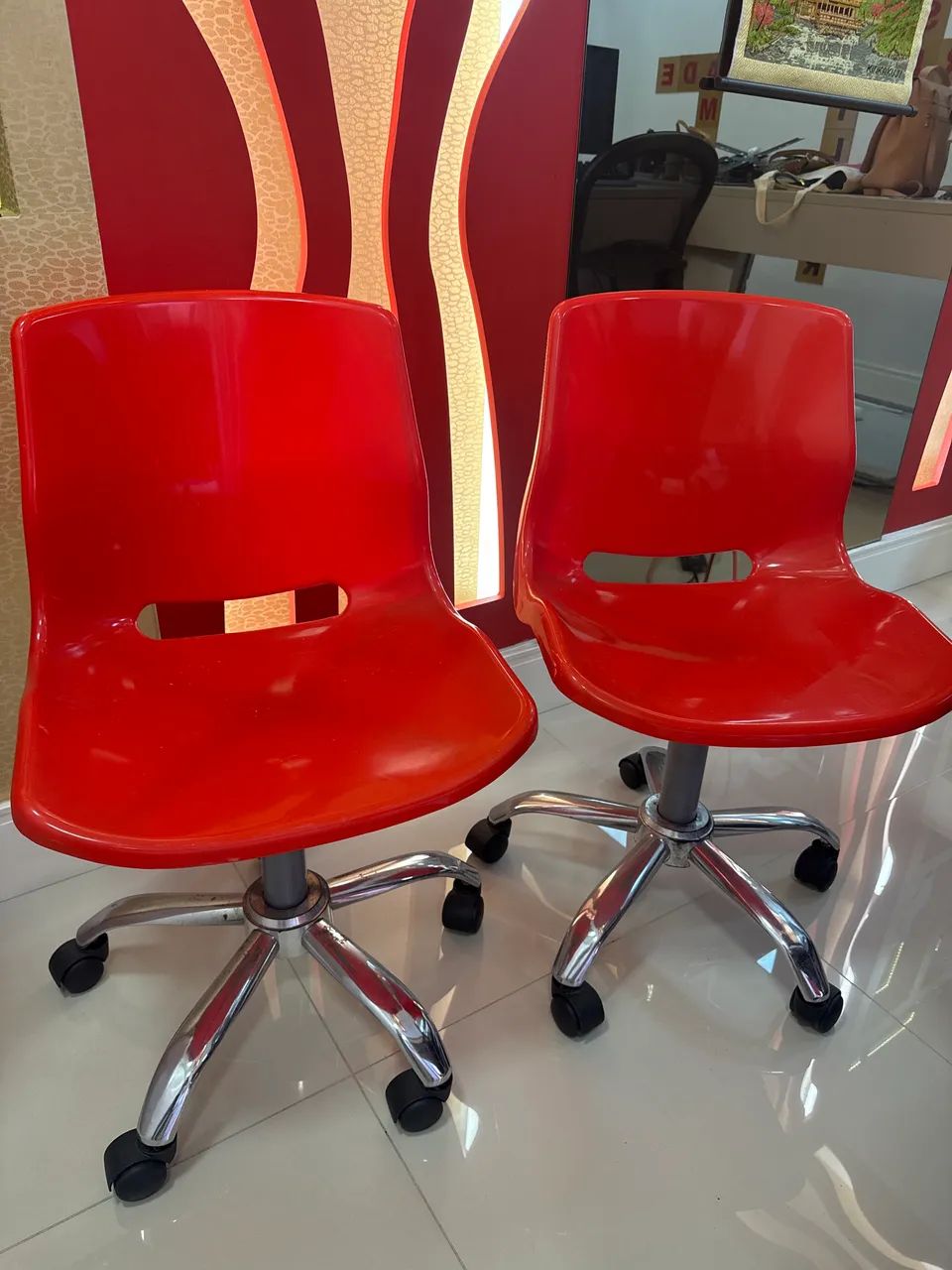 Conjunto com 2 Cadeiras vermelha em ótimo estado!