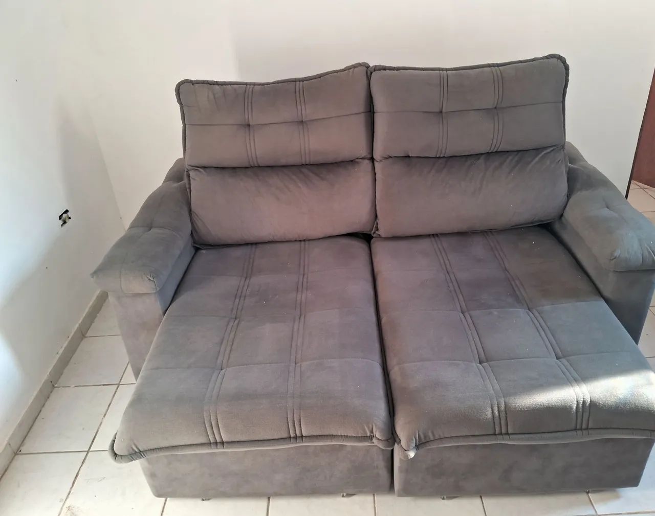 Sofá retrátil cinza semi novo 2,00 x 1,80 - Foto 4