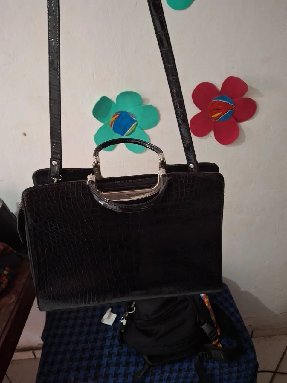 Bolsa de ombro preta linda ! Praticamente nova. - Foto 2