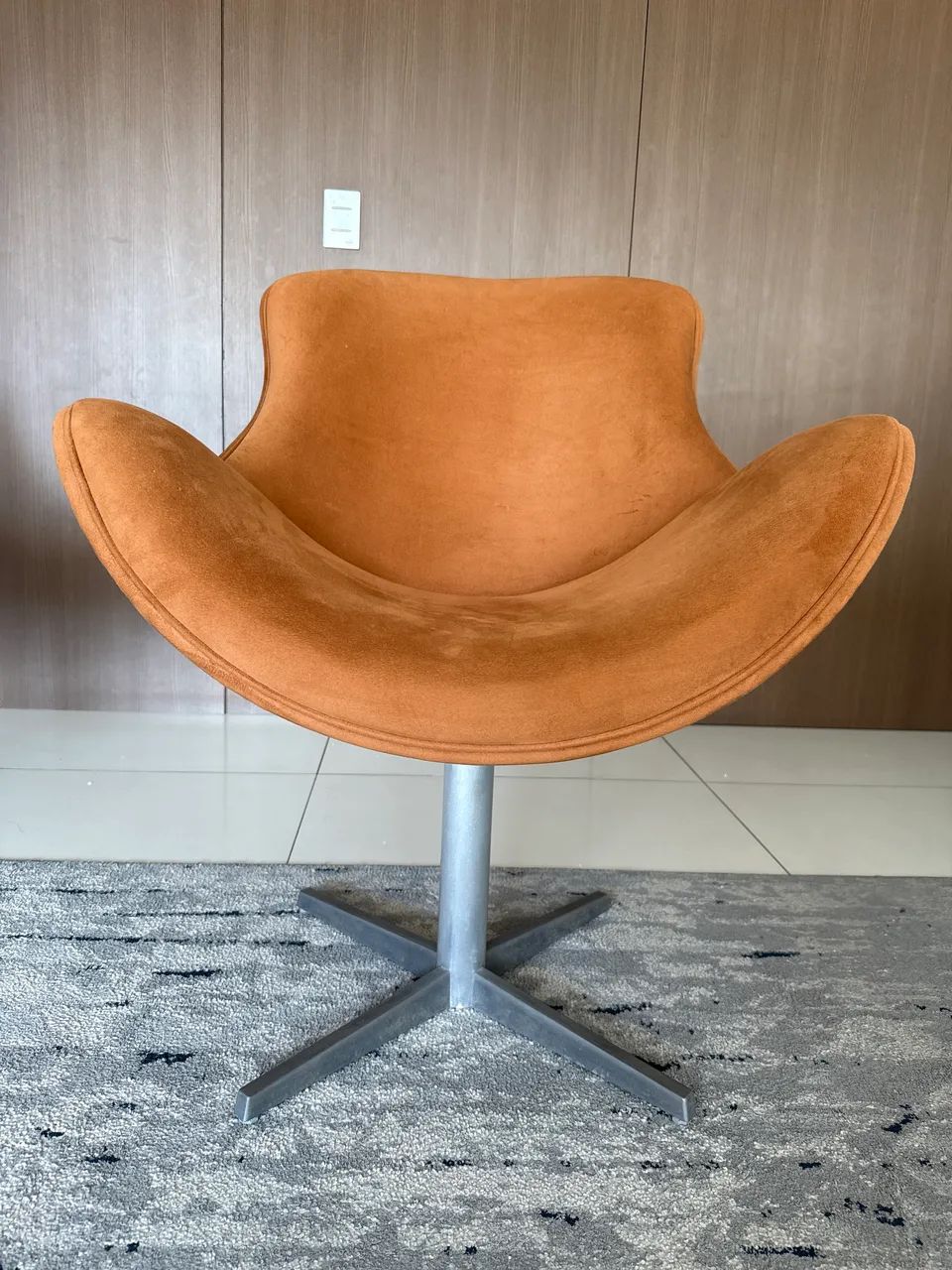 Par de Poltronas Giratórias Caramelo com Base em Aço
