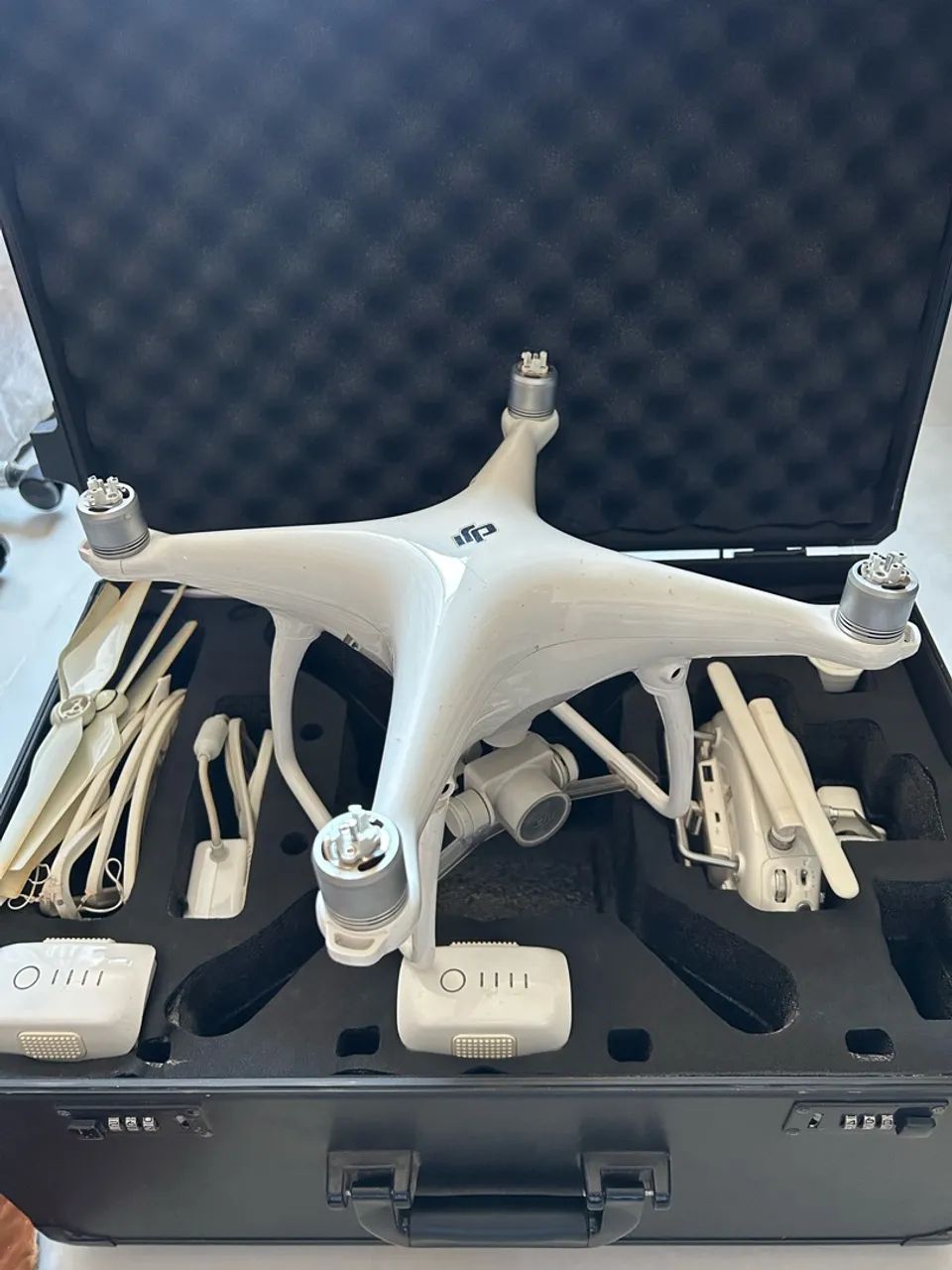 Drone DJI Phanton 4 com case de transporte