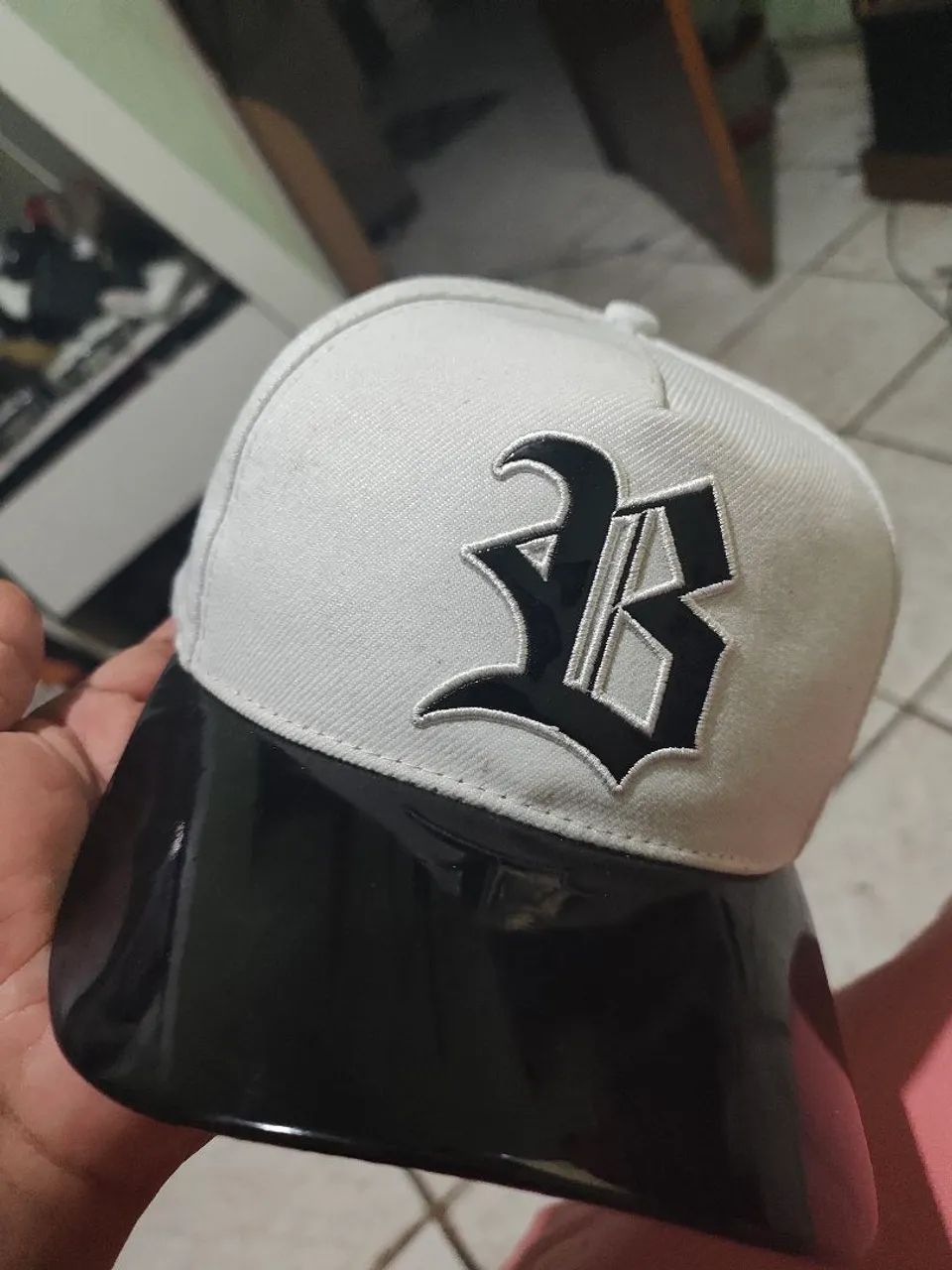 Boné Black branco aba silicone pouco usado  - Foto 4