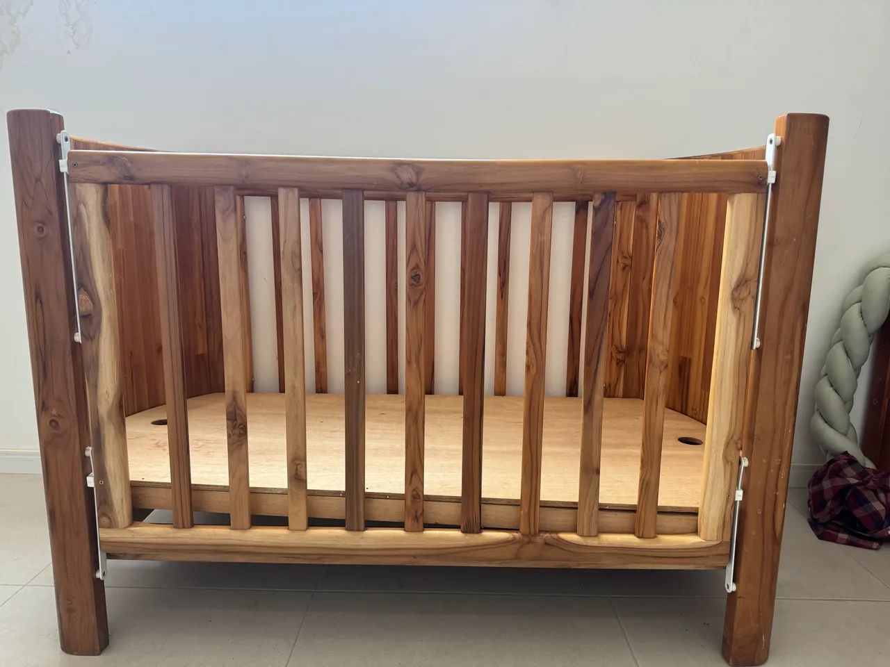 Vendo berço grande de madeira, novo. 