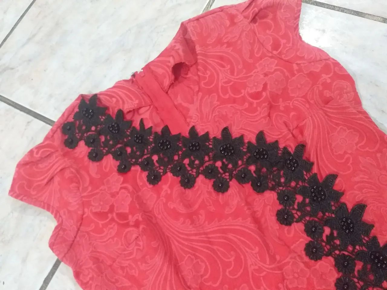 Vestido  vermelho com flores pretas - Foto 3