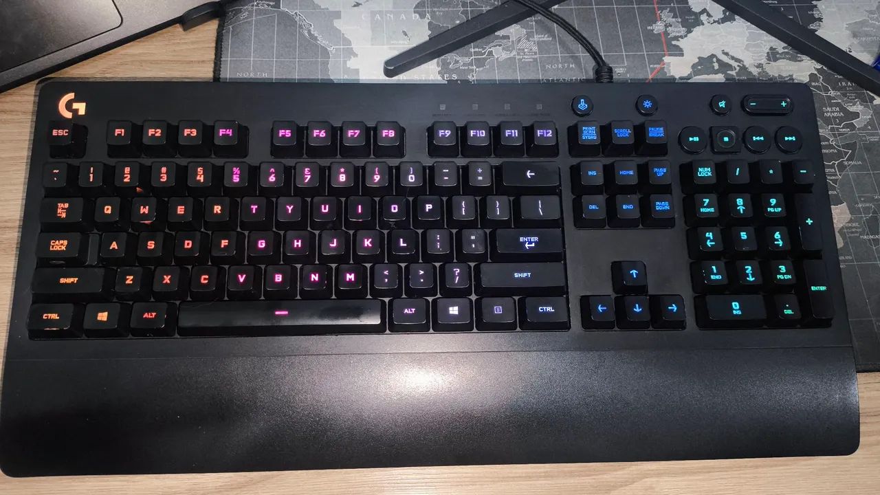 Teclado Logitech G213