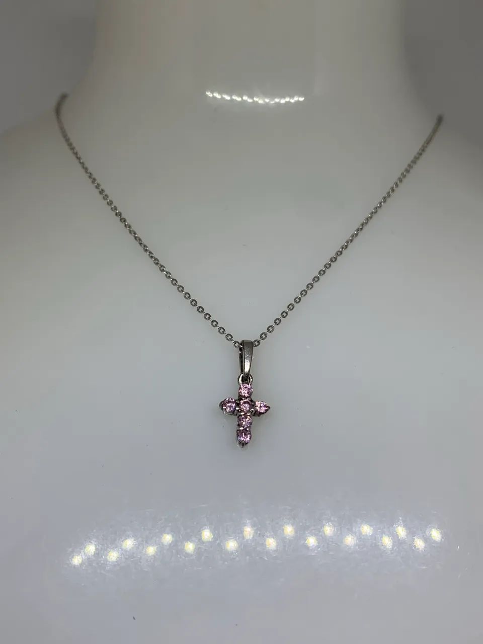 lindo colar de prata com pingente de cruz rosa