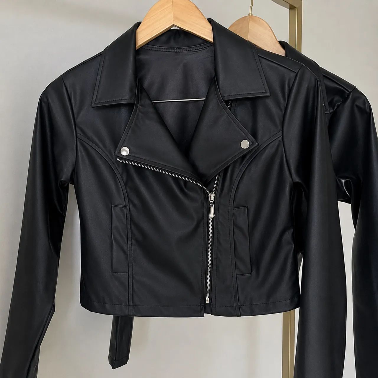 Jaqueta cropped couro ecológico 