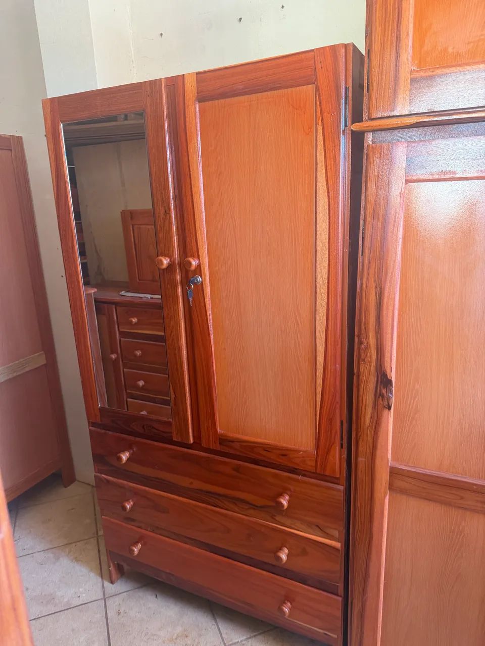 Guarda roupa solteiro com espelho 