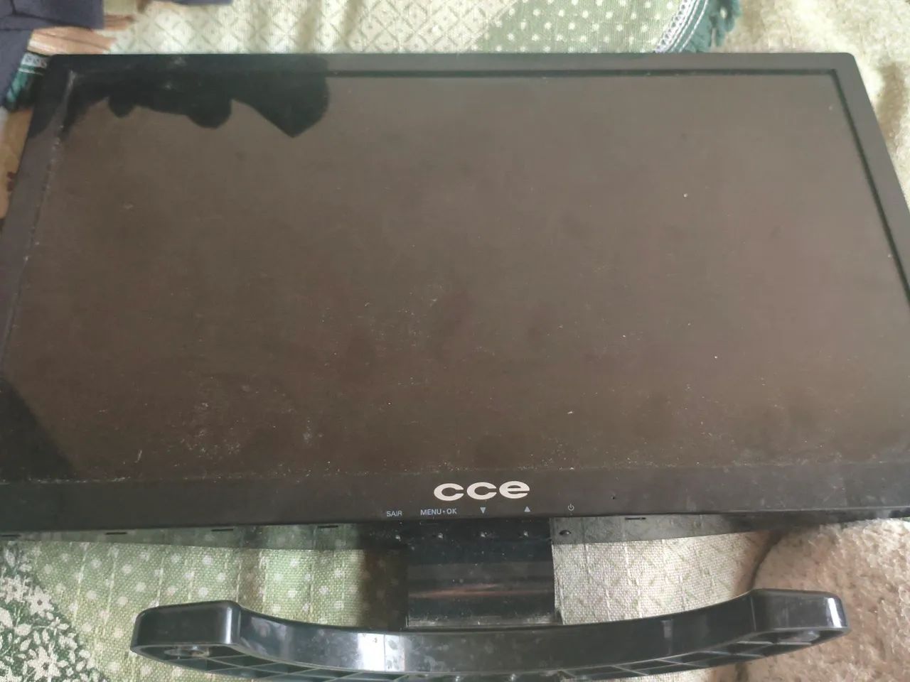 Monitor LED 15,6" CCE (DEFEITO)
