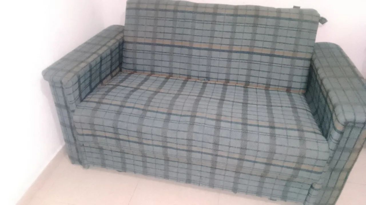 Sofá cama dois lugares. 