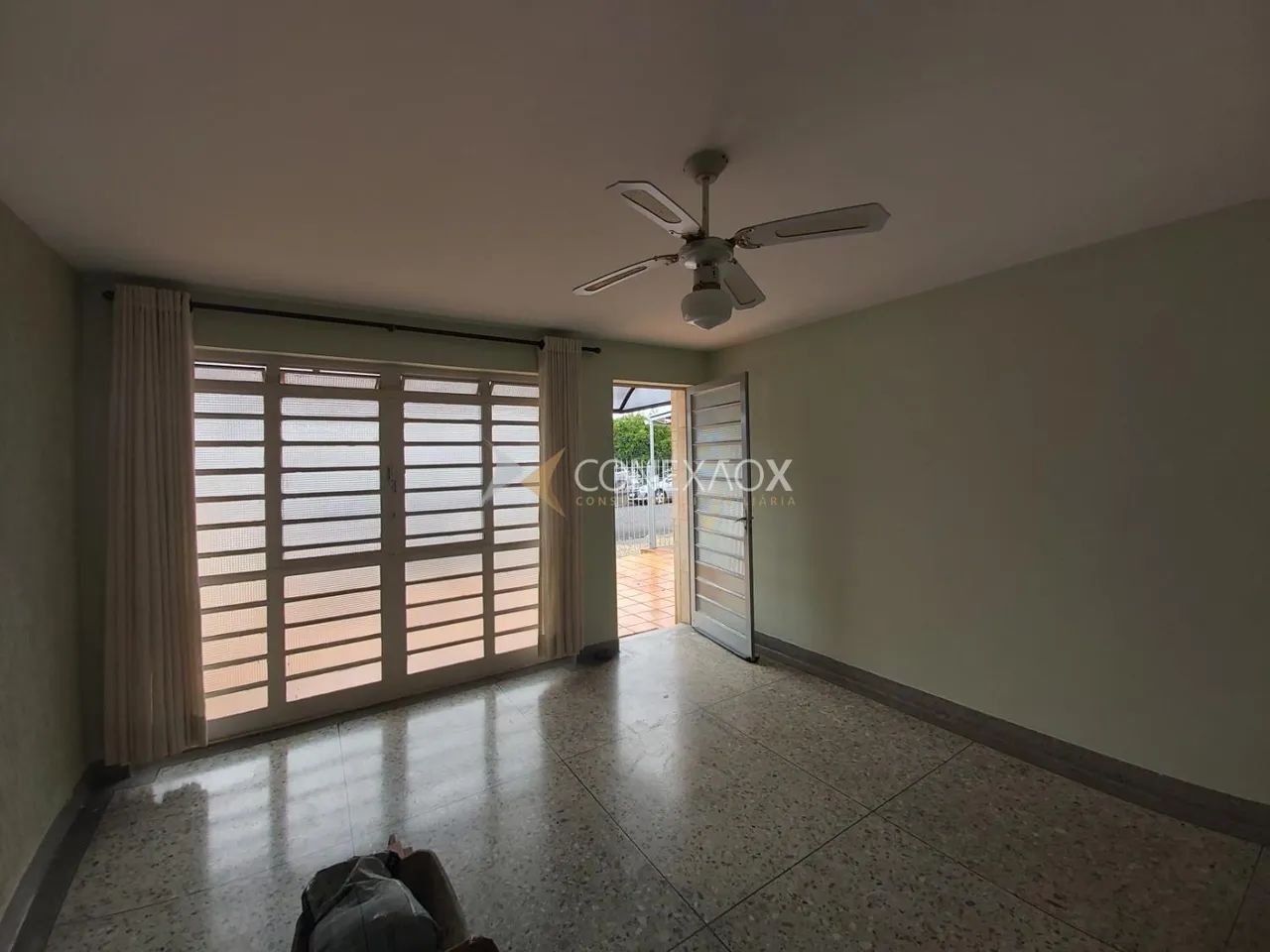 Casa térrea com 220 m venda e locação no Taquaral