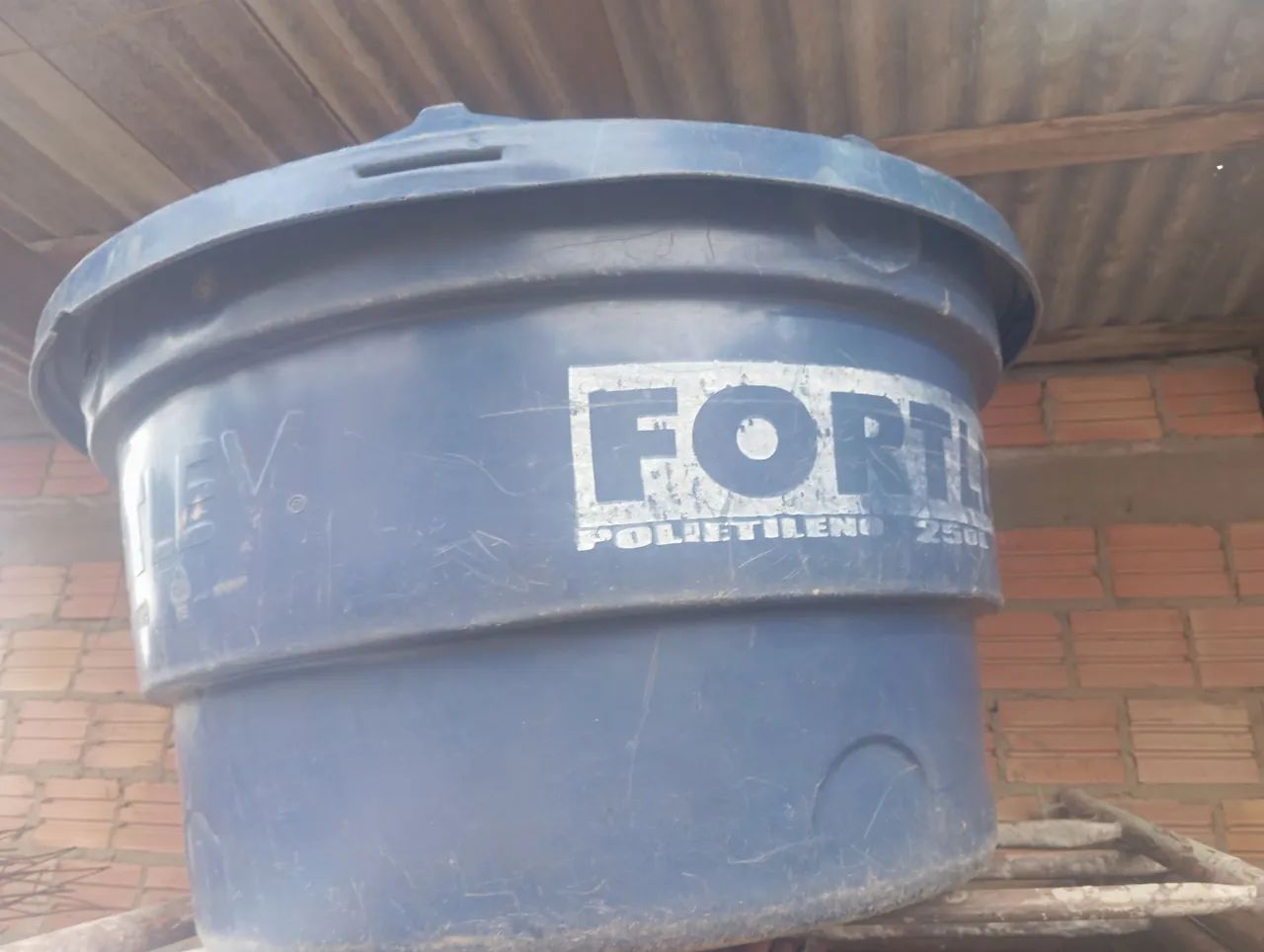 Vendo uma caixa d'água de 250 litros 