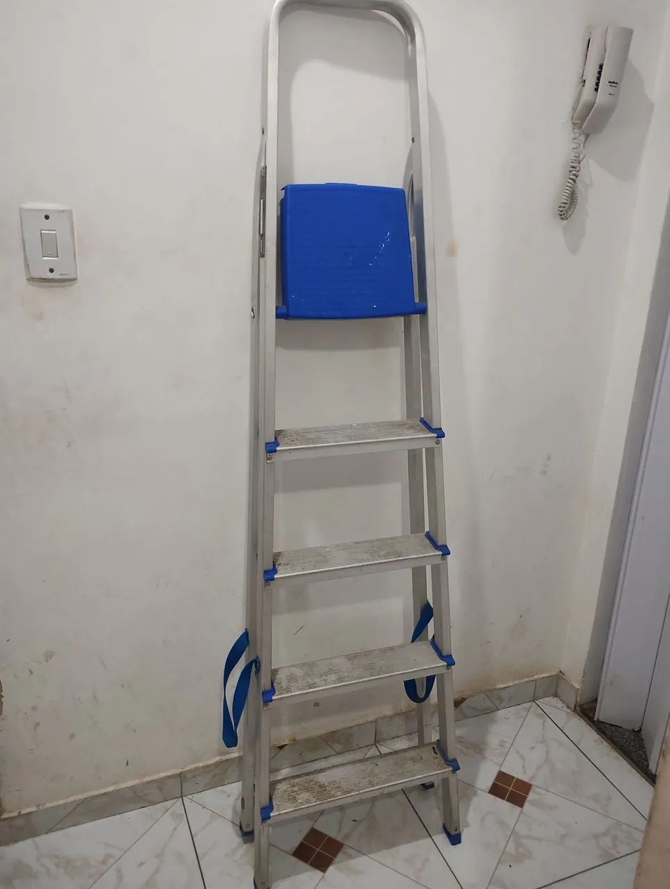 Escada de Alumínio 5 Degraus Mor - Leve, Resistente e Conservada - Foto 3