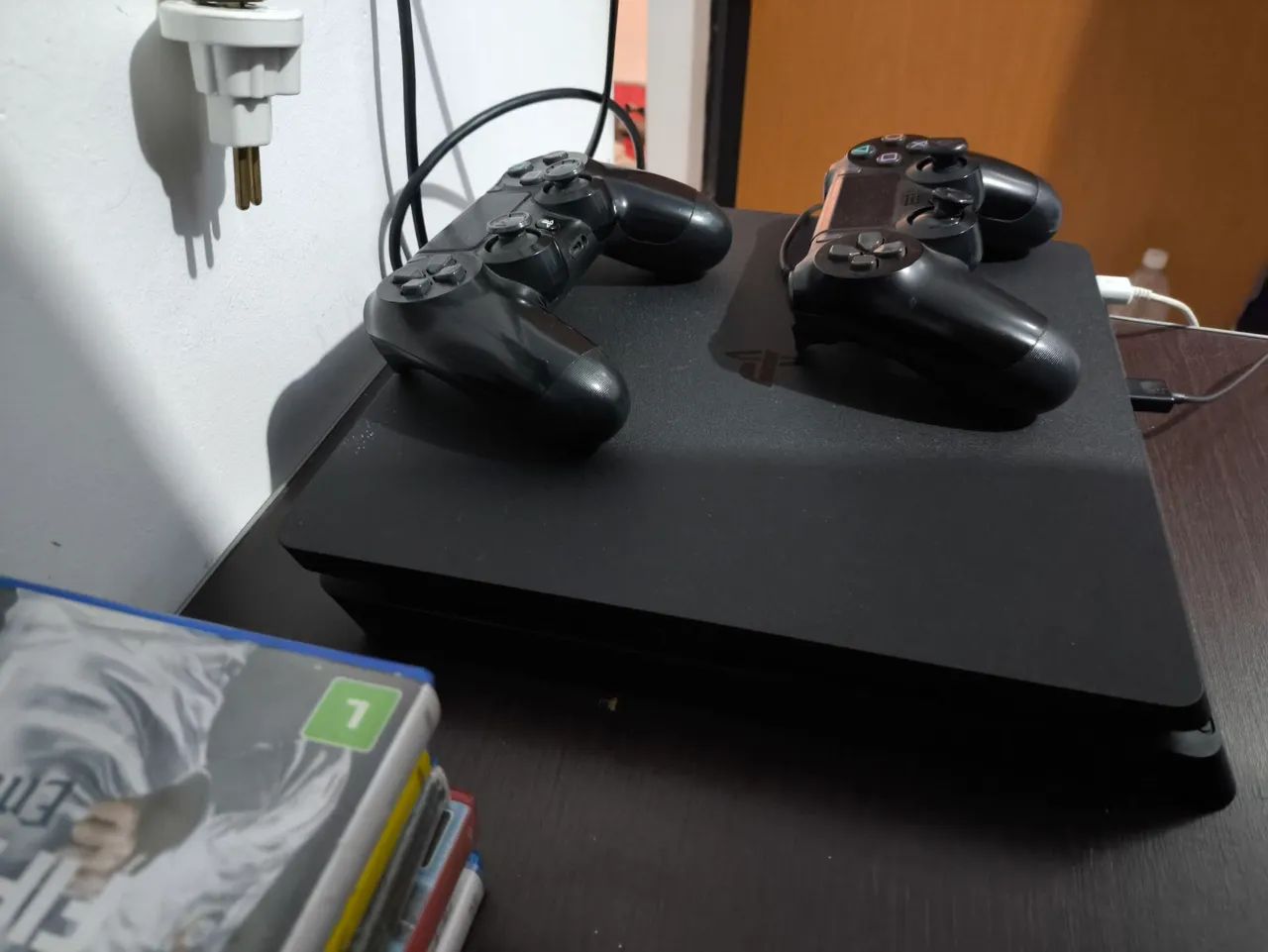 Ps4 Slim, 6 jogos, 2 controles