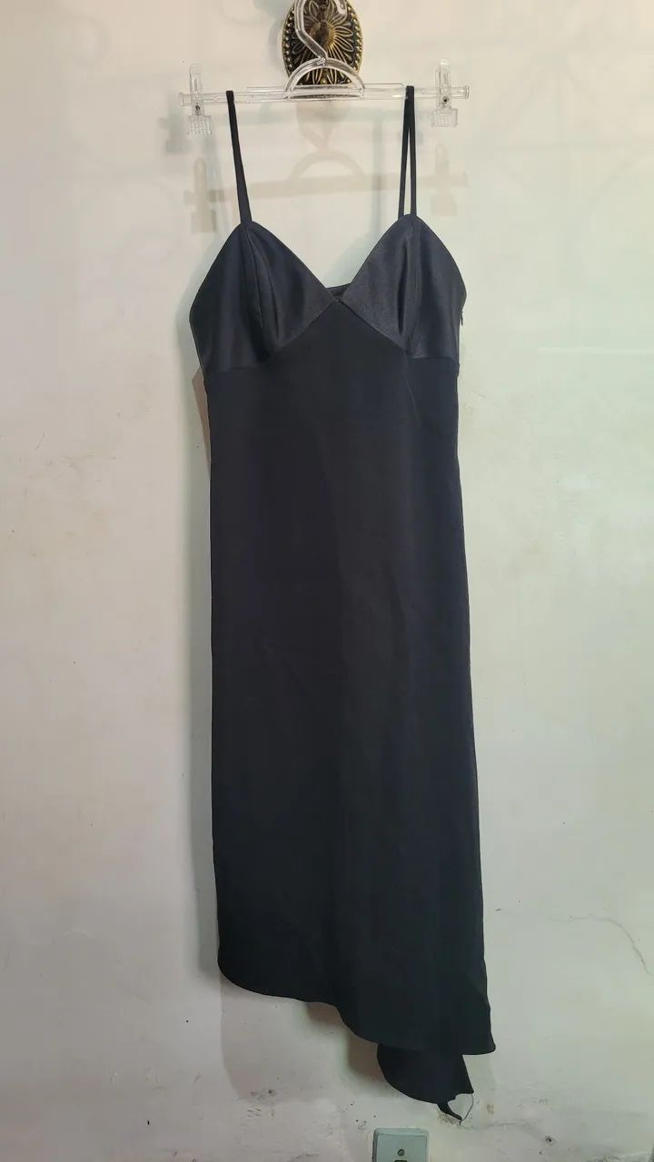 Vestido preto decotado