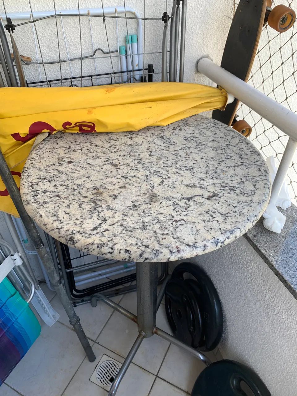 Mesa redonda de marmore e metal 