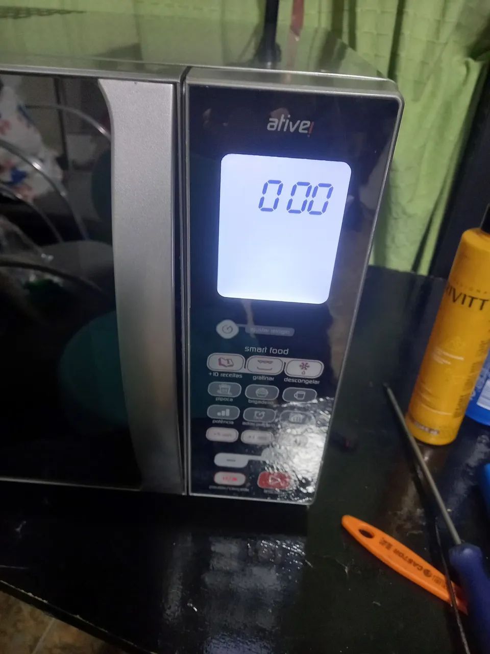 Micro-ondas Brastemp ative 38L com a função gratinar. 