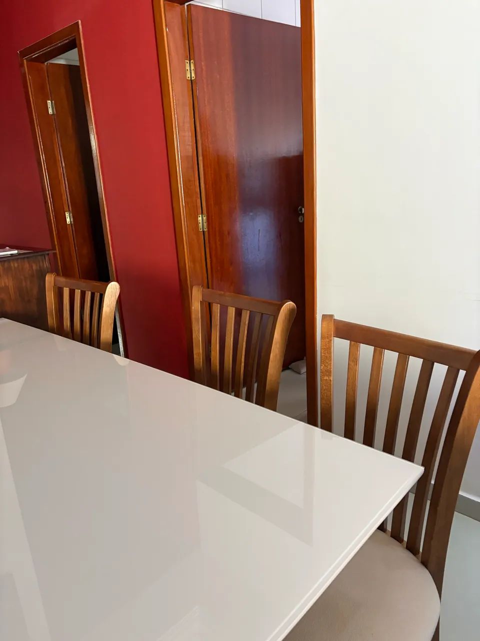 Mesa de Madeira Maciça com Tampo Branco de Vidro - Foto 3