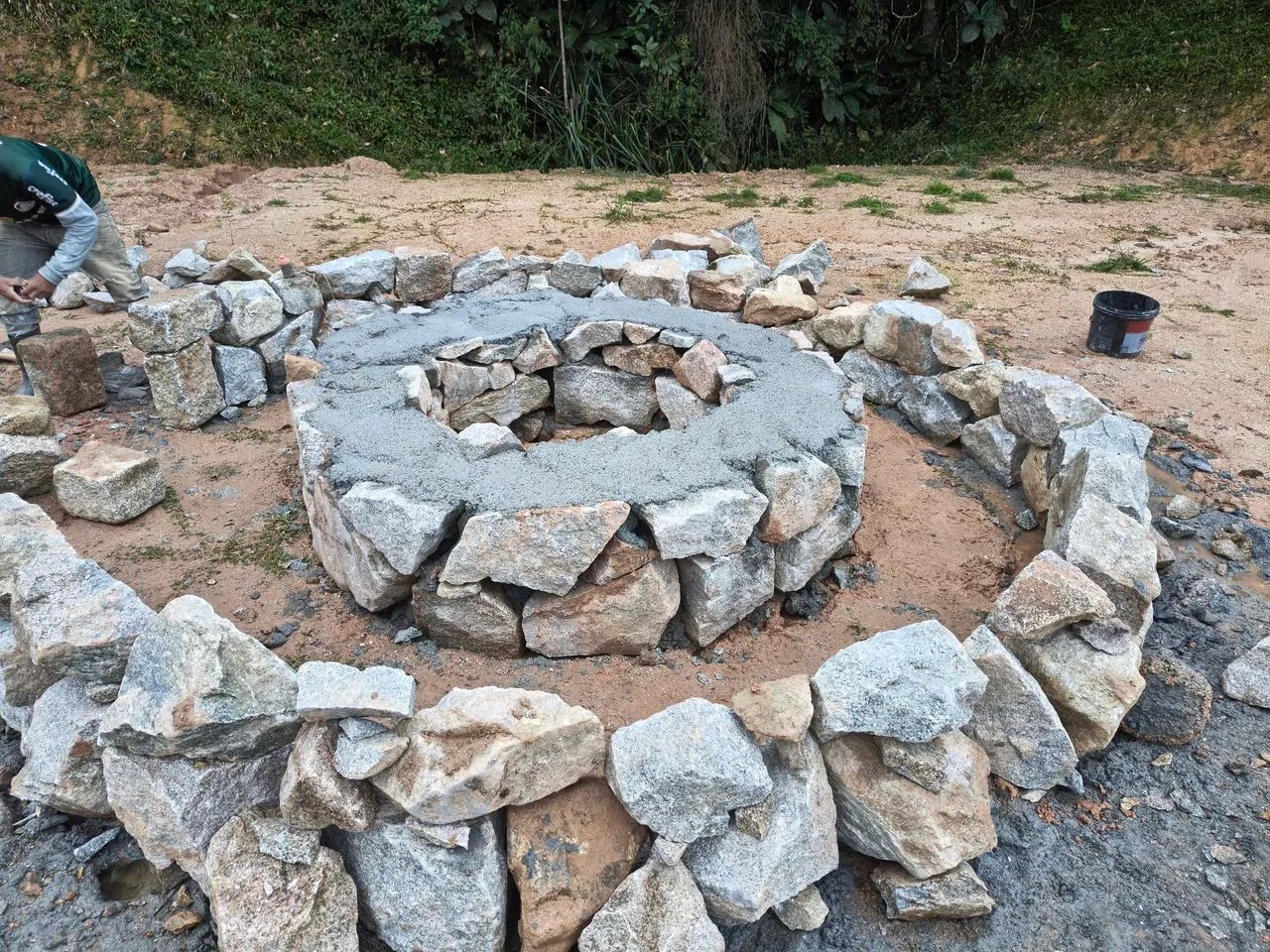 Muros e corte de pedra 