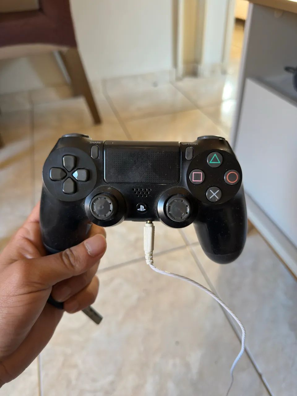PS4 1 TB com duas manetes e jogos. - Foto 2