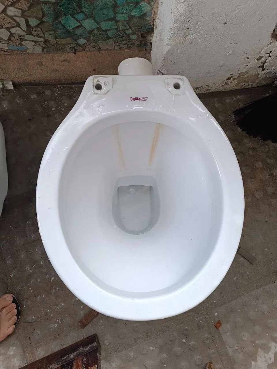 Vaso sanitário simples branco, funcionando perfeitamente.