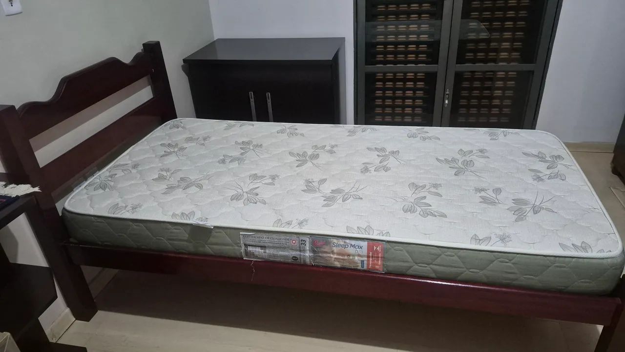 Cama solteiro com colchão, madeira maciça 