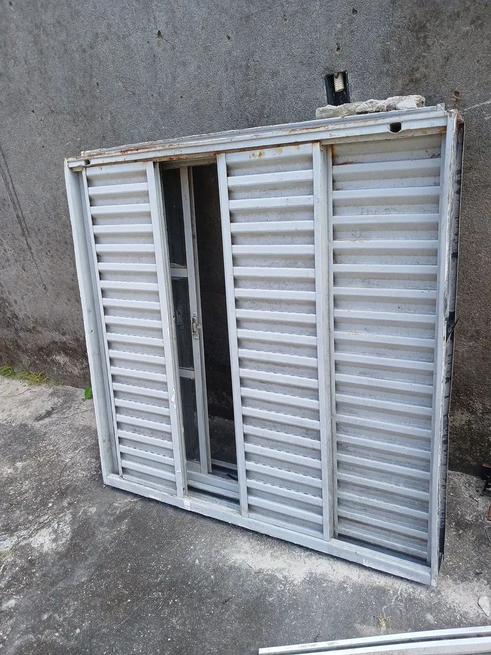 2 Janelas de ferro e com vidros 