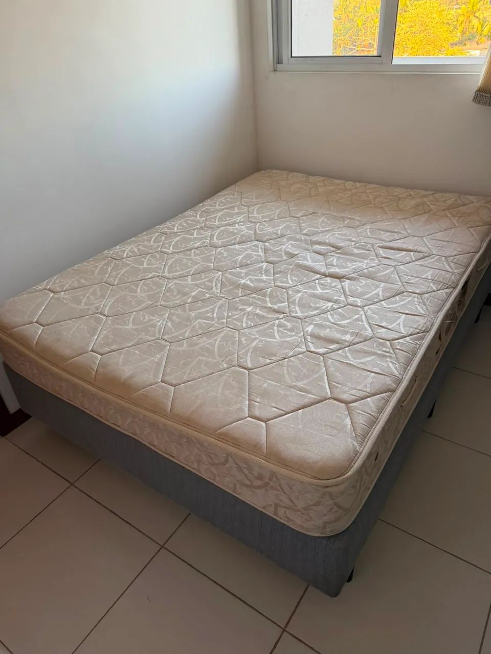 Colchão casal com a base